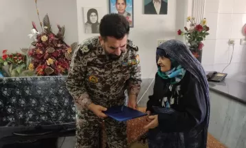 فرمانده منطقه پدافند هوایی شرق  با خانواده شهید نوفرستی دیدار کرد
