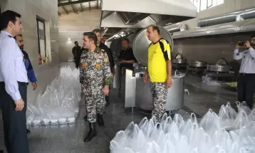 توزیع ۲۰۰۰ پرس غذای نذری توسط آماد و پشتیبانی پدافند هوایی ارتش