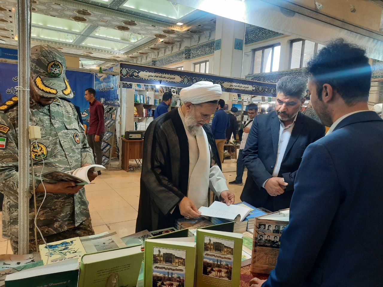 رئیس سازمان عقیدتی سیاسی ارتش از سی و چهارمین نمایشگاه بین‌المللی کتاب بازدید کرد