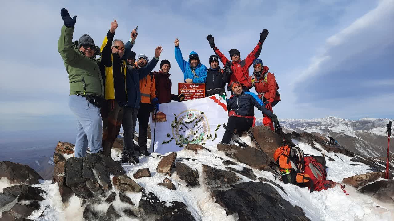 صعود کوهنوردان منطقه پدافند هوایی شمال شرق ارتش به قله قوچگر