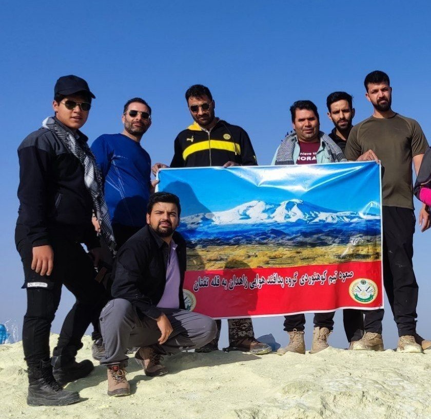صعود کوهنوردان گروه پدافند هوایی زاهدان به قله تفتان