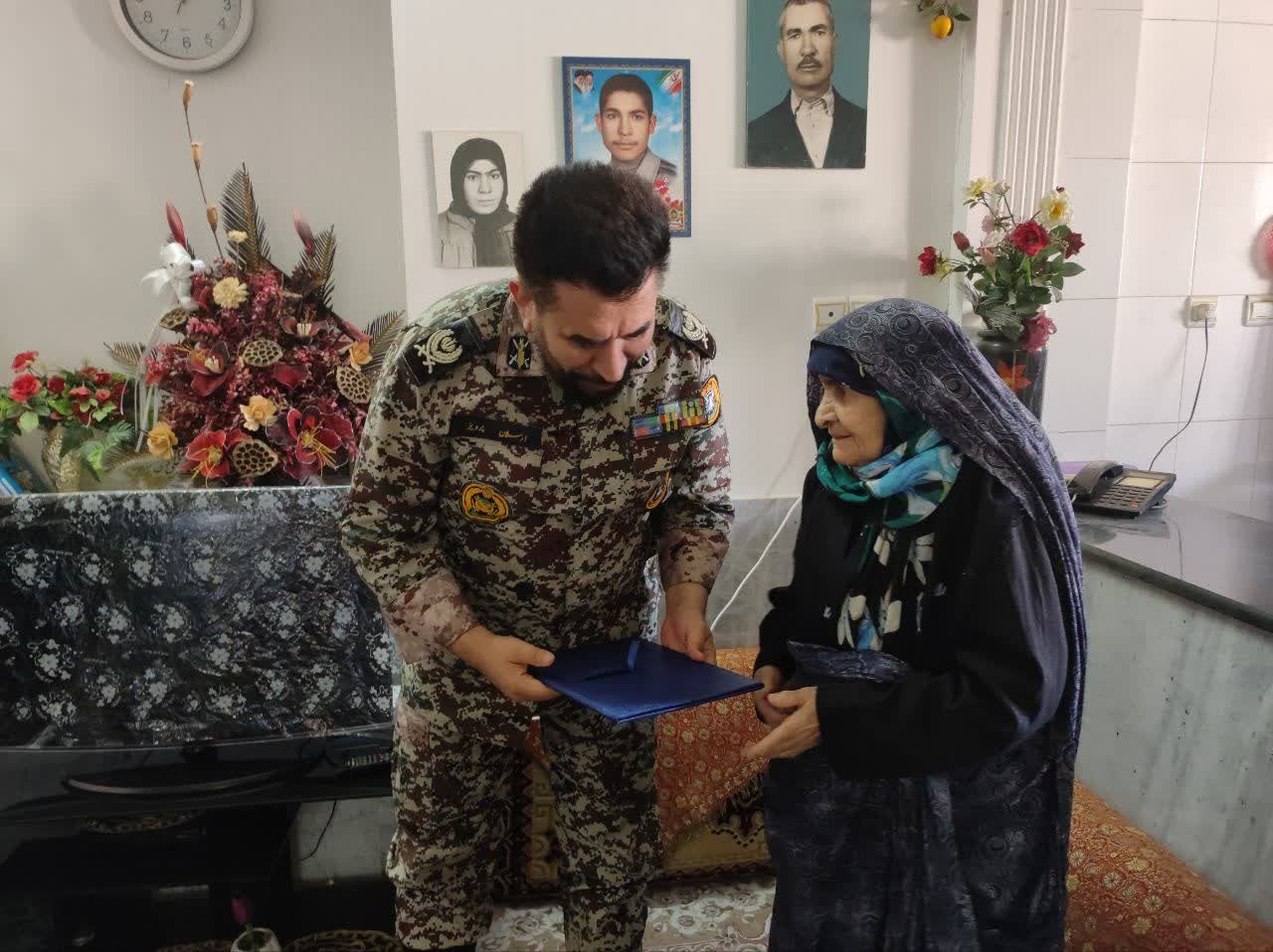 فرمانده منطقه پدافند هوایی شرق با خانواده شهید نوفرستی دیدار کرد