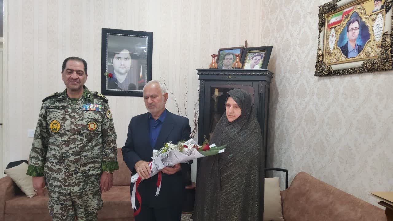 فرمانده نیروی پدافند هوایی ارتش با خانواده شهید داریوش رضایی نژاد دیدار کرد