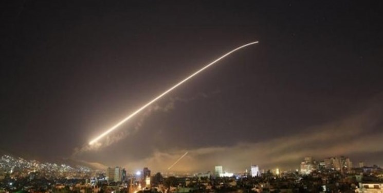مقابله پدافند هوایی سوریه با موشک‌های صهیونیستی در حمص