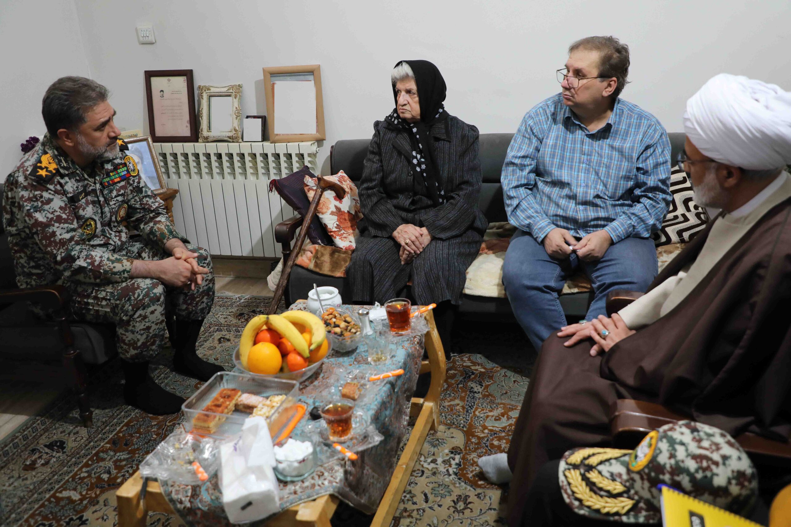 دیدار امیر سرتیپ الهامی با خانواده شهید خاچاطوریان در آستانه آغاز سال جدید میلادی 1 شهدای مسیحی 1 scaled