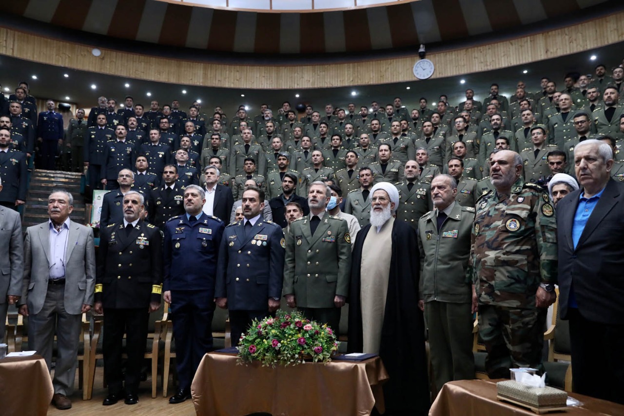 با حضور فرمانده کل ارتش انجام شد؛ برگزاری آیین دانشآموختگی دانشجویان مدیریت دفاعی دافوس ارتش/ تجلیل از خانواده شهید بوستان افروز 1 photo1771825235