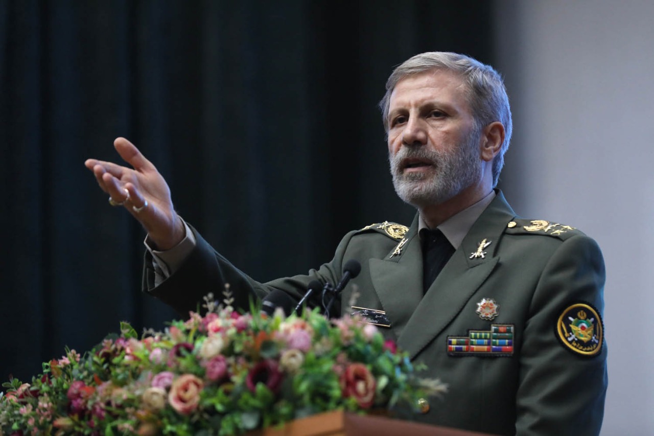 فرمانده کل ارتش در مراسم دانش آموختگی دانشجویان دافوس مطرح کرد؛ تلاش دشمن برای اجرای برنامه «فرسایش راهبردی» در ایران/ «شناخت صحیح» راه عبور از جنگ ترکیبی دشمن است 1 photo1771825269