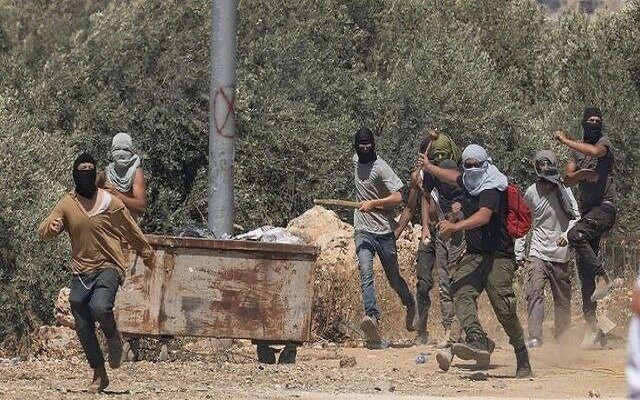 صهیونیستها یک مسجد را در نابلس به آتش کشیدند+ فیلم 1 news 1785037409