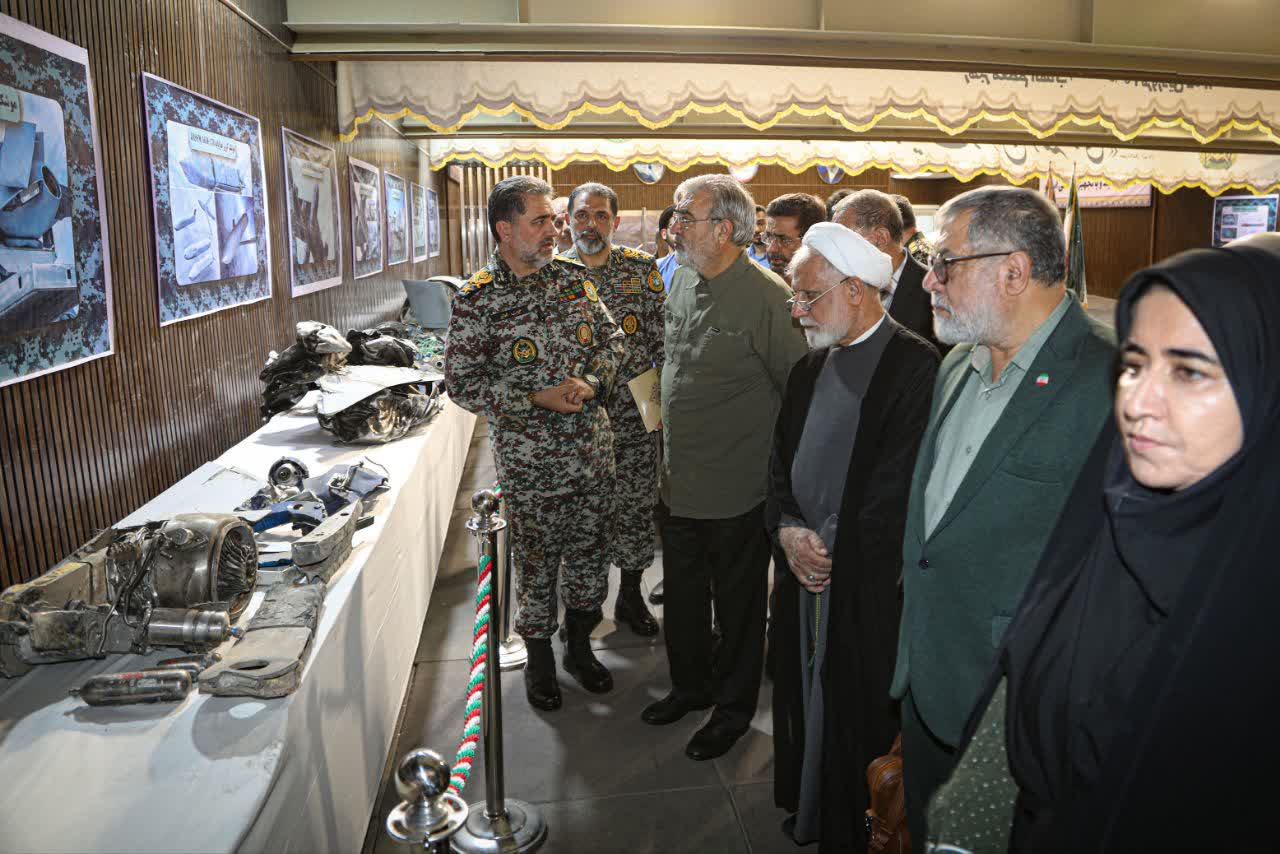 بازدید اعضای کمیسیون امنیت ملی مجلس از نمایشگاه بقایای پهپادها و موشکهای ساقطشده 1 photo 2026 09 09 12 32 35